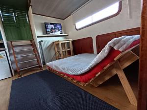 ein Schlafzimmer mit einem Etagenbett und einem Fenster in der Unterkunft Le logement du marinier in Eckwersheim