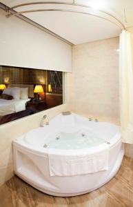 Giường trong phòng chung tại Stay Hotel