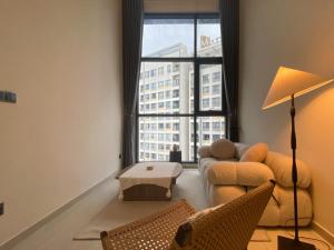 ホーチミン・シティにあるZeus Living - Glorious Palace & Concept in Q2 Thao Dienのソファと大きな窓のあるリビングルーム +129枚の写真