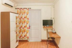 Μια τηλεόραση ή/και κέντρο ψυχαγωγίας στο RedDoorz Syariah at Prapen Jaya Surabaya