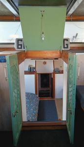 Zimmer mit zwei offenen Türen und einem Kamin in der Unterkunft Le logement du marinier in Eckwersheim
