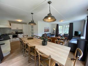 Una cocina y una sala de estar con mesa y sillas. en Luxe familiewoning Veluwe/Garderen / Rolstoelgeschikt, en Garderen 26 fotos más