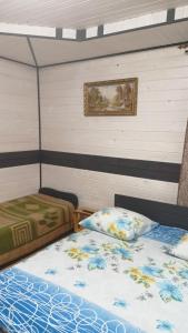 1 dormitorio con 2 camas y un cuadro en la pared en Відпочинок у Євгена та Оксани, en Yaremche
