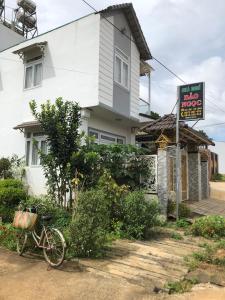 una bicicletta parcheggiata di fronte a una casa di Nhà Nghỉ Bảo Ngọc a Tché Réou