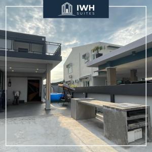 uma vista para um edifício com um pátio com um banco em Ipoh 19A Villa for 12pax 6 Carpark with BBQ by IWH em Ipoh