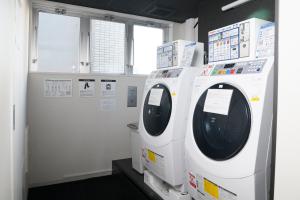 zwei Waschmaschinen in einem Zimmer mit Fenster in der Unterkunft Hotel Asia Center of Japan in Tokio