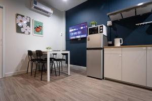 uma cozinha com uma mesa e cadeiras e um frigorífico em A2 Comfortable space wt Kitchen em Bangkok