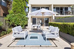 King Bedroom Waterfront Courtyard Apartment的庭院或其他户外区域