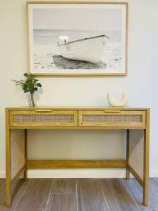 SylvaniaKing Bedroom Waterfront Courtyard Apartment的相册照片
