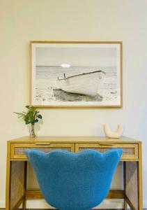 King Bedroom Waterfront Courtyard Apartment的休息区