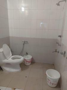 La salle de bains est pourvue de toilettes et d'un bidet. dans l'établissement Azalea Holidays On Mall, à Darjeeling