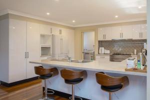Easygoing Poolside Relaxation on Wyong River的厨房或小厨房