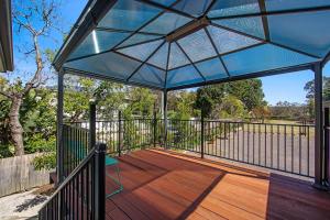 Easygoing Poolside Relaxation on Wyong River的阳台或露台