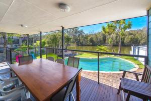 Easygoing Poolside Relaxation on Wyong River内部或周边的泳池