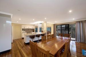Easygoing Poolside Relaxation on Wyong River的厨房或小厨房