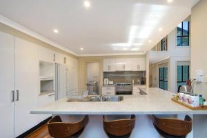 Easygoing Poolside Relaxation on Wyong River的厨房或小厨房