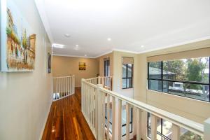 Easygoing Poolside Relaxation on Wyong River的阳台或露台