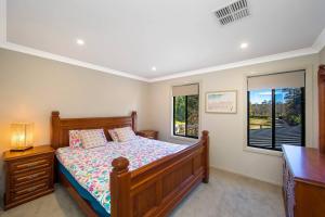 Easygoing Poolside Relaxation on Wyong River客房内的一张或多张床位
