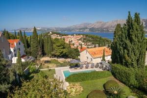 een luchtzicht op een huis met een zwembad bij Villa Laperosa in Cavtat