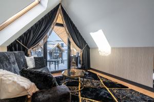 Białka TatrzanskaAparthotel Diamond SPA Aqua的带沙发和大窗户的客厅 更多37张照片