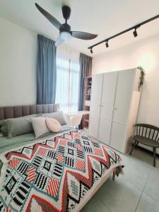 Ένα ή περισσότερα κρεβάτια σε δωμάτιο στο Cozy Modern Tiny Home 2R1B 10 mins to KLCC