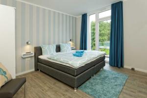 オストゼーバート・カールスハーゲンにあるKapitaensweg 2 Kajuete 06のベッドルーム1室(ベッド1台、大きな窓付)