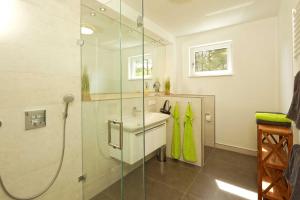 een badkamer met een wastafel en een douche bij Kapitaensweg 4 Koje 01 in Ostseebad Karlshagen