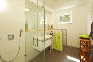a bathroom with a sink and a shower at Kapitaensweg 4 Koje 01 in Ostseebad Karlshagen