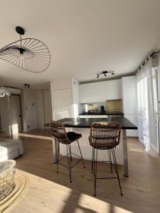 eine Küche mit einem Tisch und Stühlen im Zimmer in der Unterkunft Aux roches d'Or in Roques Sur Garonne