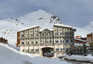 a large building in the snow in front of a mountain at Val Thorens Centre, Kino Duplex, 34m2, 5-6 personnes in Val Thorens