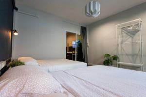1 dormitorio con 2 camas y ventana en A3 Large Room, Full Facilities en Bangkok