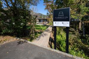 箱根Hotel Sengokuhara 533的人行道路边的标志
