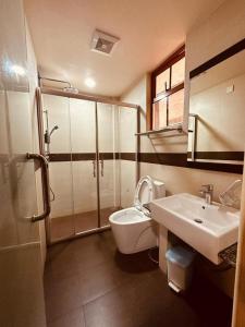 La salle de bains est pourvue d'une douche, de toilettes et d'un lavabo. dans l'établissement ila grand, à Hulhumalé
