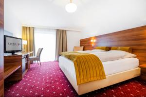 Postel nebo postele na pokoji v ubytování Hotel Landskron