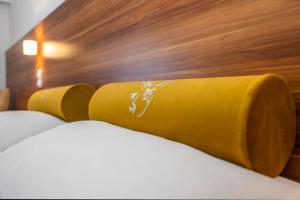 Postel nebo postele na pokoji v ubytování Hotel Landskron