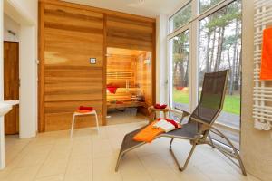 a gym room with a chair and a door at Lotsenstieg 13a in Ostseebad Karlshagen