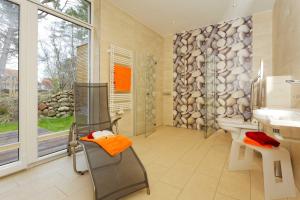 uma casa de banho com um chuveiro, um WC e um lavatório. em Lotsenstieg 13a em Ostseebad Karlshagen