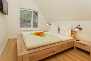 a bedroom with a bed with flowers on it at Lotsenstieg 13a in Ostseebad Karlshagen +18 photos