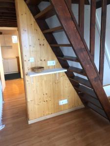 una escalera en una casa con paredes de madera en Les Jonquilles en Les Angles