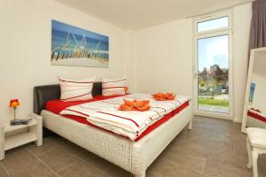 a bedroom with a bed with two cats on it at Lotsenstieg 2 Kajuete 04 in Ostseebad Karlshagen