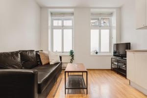 sala de estar con sofá y mesa de centro en Dinbnb Apartments I 500m to Bryggen, en Bergen