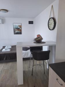 En eller flere senge i et værelse på Nautica