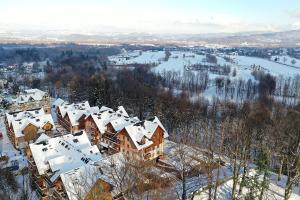 una vista aérea de un complejo en la nieve en Apartamenty Sun Seasons 24 - Leśny Dom, en Karpacz