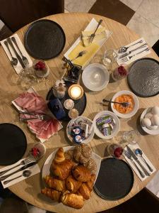 un tavolo in legno con piatti di cibo sopra di Het Heerenlogement Beusichem a Beusichem