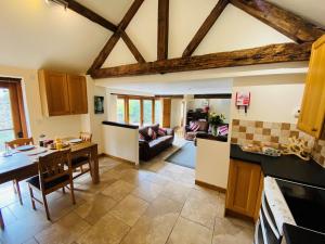 Rytonにある2 Bed in Shrewsbury 47795のテーブルと椅子のあるキッチンとリビングルーム