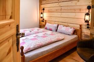 ein Schlafzimmer mit einem Bett mit zwei Kissen darauf in der Unterkunft Müllerleile Hof in Haslach im Kinzigtal
