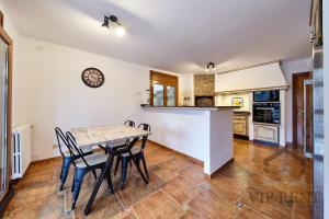 a kitchen and dining room with a table and chairs at Chalet Can Noguer 14 Pax in Escaldes-Engordany