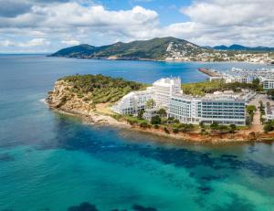 een luchtfoto van een resort op een eiland in het water bij Melia Ibiza - Adults Only in Santa Eularia des Riu