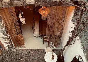 an overhead view of a room with a table and chairs at Heart Ferienwohnungen Frida I Kahlo in Vogtsburg