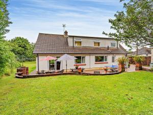 ein Haus mit einem großen Garten davor in der Unterkunft 5 Bed in Tenby 56683 in Penally